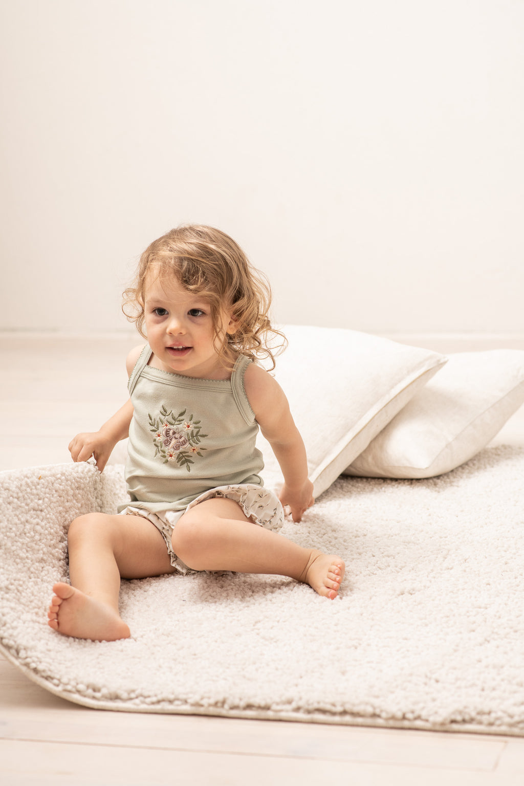 Zebronics Zeb-Crystal Clear Web Camera, 0.3 MP with USB with 3P Lens,Built-in Microphone,Auto White Balance,Night Vision and Manual Switch for LED